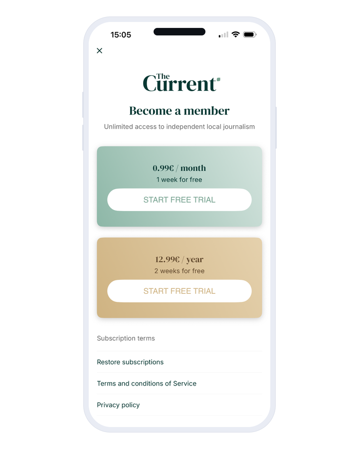 A phone on a white background showing an app's subscription page. At the top, a close cross, the logo of the outlet, an inviting title and a line of promise. In the middle, two cards of different colours, one per offer, each carrying its price, the length of its free trial and a button. At the bottom, a list of links: the terms, restoring subscriptions, the terms of service and the privacy policy.